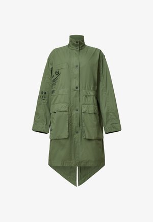 Olivegrüne, lange Parka mit hohem Kragen, mehreren Vordertaschen, Schulterdetails und einem abgerundeten Saum hinten. Hergestellt aus leichtem Stoff.