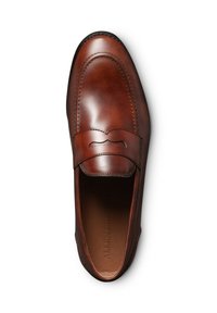 Mocassino in pelle marrone con un design cucito, dettaglio di cucitura in rilievo sulla tomaia e una finitura liscia. L'interno presenta un marchio impressa.