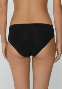 Zwarte katoenen hipsteronderbroek, met een hoog uitgesneden beenontwerp en minimalistische naden, met een zachte textuur en een elastische tailleband.