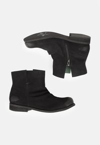 Bottines en daim noir avec un bout arrondi, une fermeture éclair sur le côté et un petit talon en bois. La texture est lisse avec un minimum de détails.