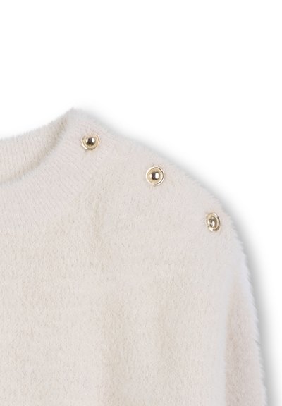 Biały, puszysty sweter z okrągłym dekoltem i złotymi guzikami na ramieniu. Miękka textura, minimalistyczny design.