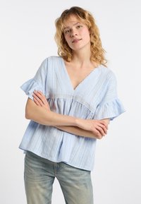 Lichtblauw katoenen blouse met korte ruffle-mouwen, v-halslijn en kantdetails op de borst. Kenmerkt zich door verticale strepen en een losse pasvorm.
