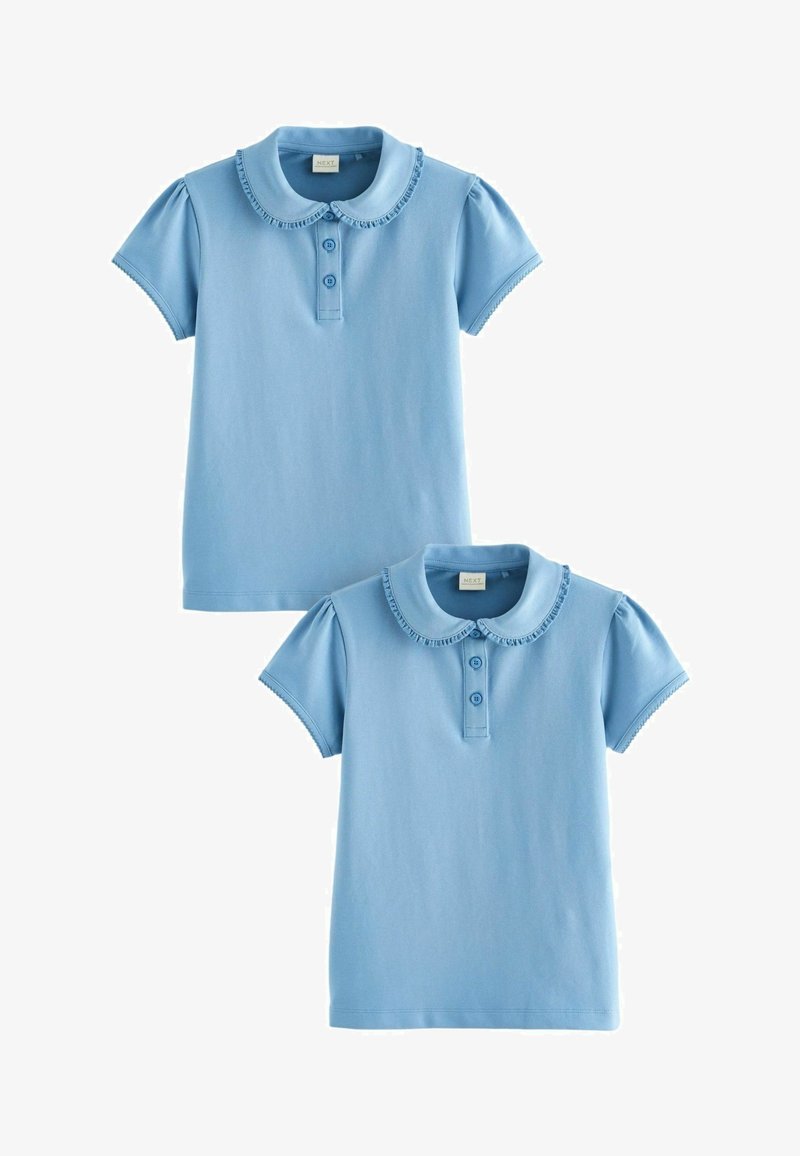 Világoskék, rövid ujjú pólóing, galléros nyakkal, három gombbal, és fodros díszítéssel a galléron és az ujjakon.