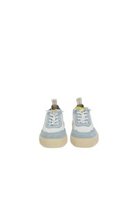 Sneaker azzurri chiari e bianchi con una finitura in suede textured, suola chunky in gomma bianca sporca e distintive accentuazioni gialle e grigie.