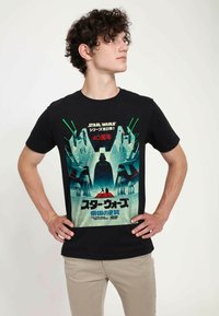 Svart bomullströja med en livlig Star Wars-grafik i gröna accenter och japansk text, som visar karaktärer och ikonisk bildspråk.