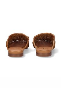 Sandalias trenzadas marrones con una suela de madera plana, parte trasera abierta y puntera redondeada. La parte superior presenta un diseño trenzado texturizado.