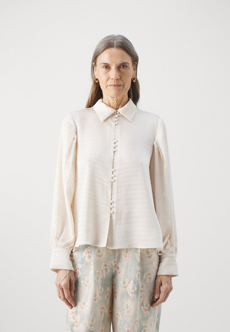 Hofmann Copenhagen - ISABELLE - Button-down blouse - crème, Enlarge