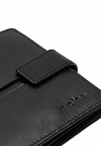 Černá kožená peněženka se zacvakávacím uzávěrem a viditelným prošitím, s vyraženým názvem značky "Wolbo" v dolním pravém rohu.