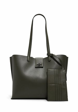 Sac cabas en cuir vert foncé avec de longues poignées, fermeture à tournant, pochette porte-cartes assortie attachée, et petit logo de la marque en métal en bas.