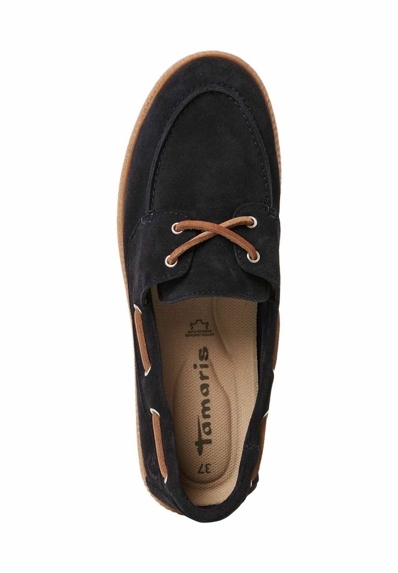 Granatowe zamszowe buty z brązowymi akcentami, z okrągłym czubkiem, detalami w postaci sznurówek i gumową podeszwą. Wewnętrzna wyściółka pokazuje nazwę marki "Tamaris."