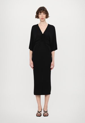 Zwarte jurk met een V-halslijn en korte, brede mouwen. Aansluitende silhouet met gathered details op de taille. Gladde textuur, knie-lengte.
