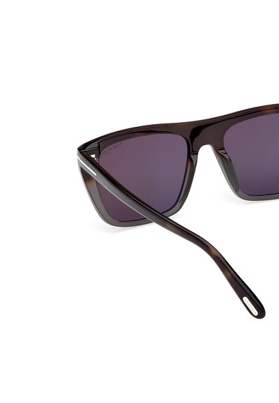 Ochelari de soare cu un cadru din tortoise dark, lentile violet cu nuanță gradient, design unghiular și brațe subțiri cu accente argintii.