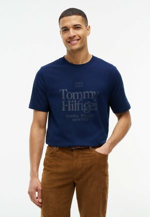 Tommy Hilfiger, TOMMY HILFIGER TONAL GRAPHIC JERSEY T-SHIRT - T-shirts print - carbon navy
