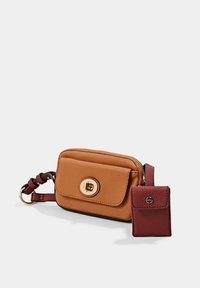 Borsa a tracolla in pelle marrone chiaro con chiusura a scatto in tono oro, chiusura con zip e portacarte staccabile color bordeaux. Finitura testurizzata, tracolla regolabile.