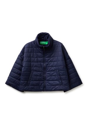 Veste matelassée bleu marine avec fermeture éclair avant, col montant, deux poches latérales et une étiquette verte "United Colors of Benetton" à l'intérieur du col.