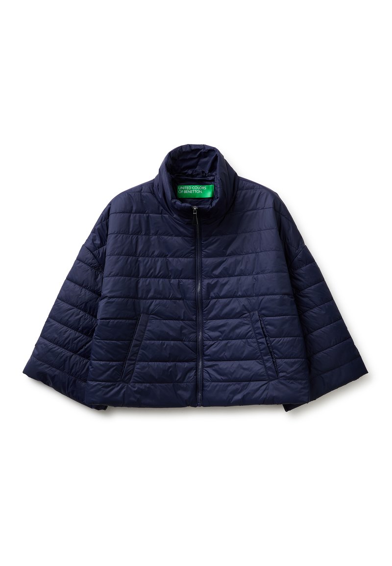 Giacca trapuntata blu navy con cerniera frontale, collo alto, due tasche laterali e etichetta verde "United Colors of Benetton" all'interno del collo.