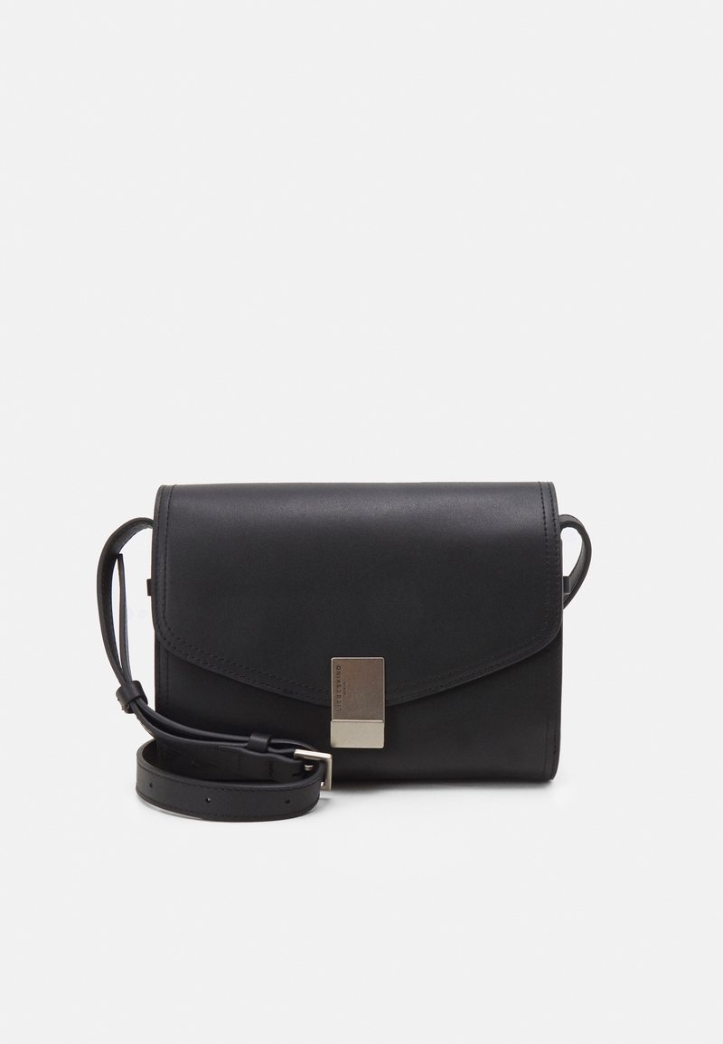 Černá kožená crossbody taška s klopou, stříbrnými kovovými detaily, nastavitelním popruhem a hladkým povrchem. Kompaktní obdélníkový tvar.