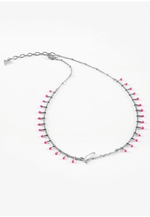 Silberne Kettenhalskette mit rosa Perlenanhängern und einem verschnörkelten "Guess"-Logo-Anhänger, verstellbarer Verschluss mit einem dreieckigen Charme.