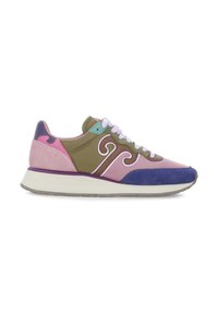 Sneaker multicolore con tomaia verde, rosa e blu, materiali in suede e mesh, e una suola intermedia bianca con un accento a design ondulato.