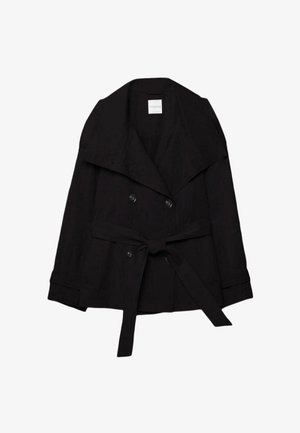 Černý dvouřadý trenčkot se širokými klopami a páskem z odpovídajícího materiálu uvázaným v pase.