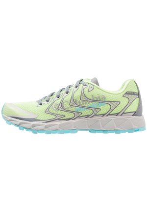 Hellgrüner und grauer Trail-Laufschuh mit blauer Sohle, Mesh-Obermaterial und grauen Schnürsenkeln, entwickelt für anspruchsvolles Gelände.