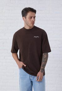 Pier One Nyomott mintás póló - brown