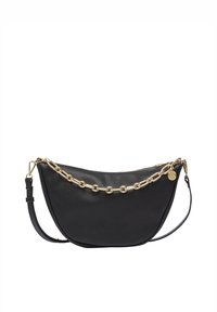 Schwarze Lederhandtasche mit geschwungenem Design, ausgestattet mit einem goldenen Kettenakzent und einem abnehmbaren Schultergurt. Reißverschlussverschluss an der Oberseite.