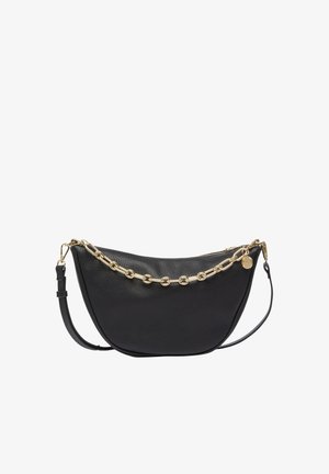 Sac en cuir noir au design incurvé, avec un accent en chaîne dorée et une bandoulière amovible. Fermeture à glissière en haut.