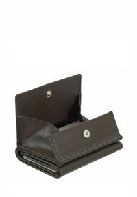 Portefeuille en cuir marron avec fermeture à pression, présentant un design compact, des fentes intérieures pour cartes et une surface texturée. Ouvert pour visibilité.