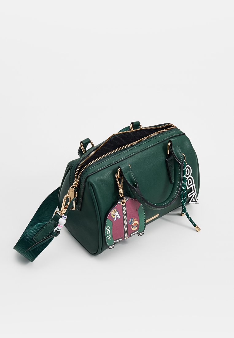 Borsa a tracolla verde in finta pelle con hardware dorato, doppio manico superiore, tracolla staccabile e un charm decorativo con zip che presenta toppe colorate.