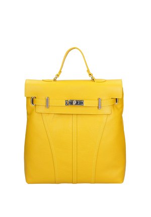 Borsa in pelle gialla con manico superiore, chiusura a patta e chiusura a girello tono argento sul davanti.