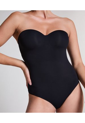 Body noir sans bretelles avec un décolleté en cœur, une texture lisse et des jambes échancrées. Présente une coupe ajustée pour une silhouette épurée.