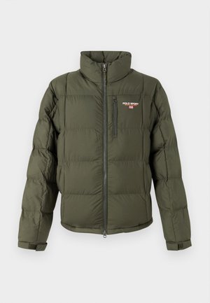 Olivgrüne Steppjacke mit hohem Kragen, Reißverschluss vorne und einer Brusttasche. Verfügt über eine gesteppten Textur und das 'POLO SPORT'-Logo.