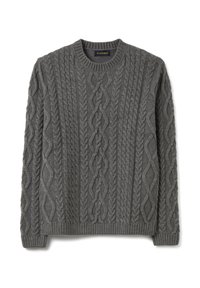 Maglione grigio a maglia lavorata con scollo rotondo e orlo a coste. Il motivo a rilievo comprende trecce intrecciate che si incrociano.