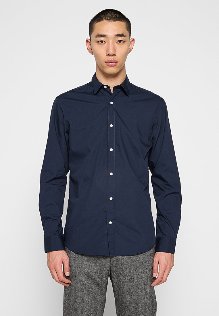 Marineblauwe langärmelige shirt van gladde stof, met een button-down kraag, witte knopen en een getailleerd ontwerp. Geen patronen of accenten.