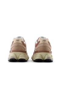 Sneaker mit einem Obermaterial aus Wildleder und Mesh in Beige und Braun, ausgestattet mit einer gepolsterten Mittelsohle, einem strukturierten Fersenakzent und einer Gummisohle.