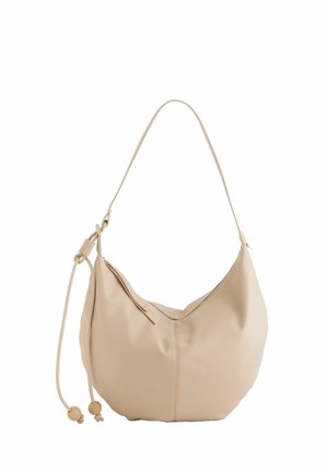 Bolso hobo de cuero beige con una sola correa para el hombro, cierre de cremallera y borlas decorativas anudadas con cuentas de madera en un lado.