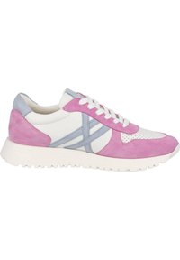 Zapatillas con una base de cuero blanco y acentos de ante en rosa y azul claro, perforaciones texturizadas y una gruesa suela de goma blanca.