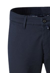 Marineblauwe broeken van textuurstof, met een knoopsluiting, riemlussen en een klein logo label op de tailleband.