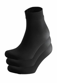 Tre par svarta ankelsockar staplade, med ribbad mudd och slät tygtextur.