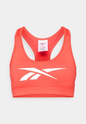 Κοραλλί αθλητικό σουτιέν φτιαγμένο από μαλακό και ελαστικό υλικό. Διαθέτει σχέδιο racerback και έντονο λευκό λογότυπο στο μπροστινό μέρος.