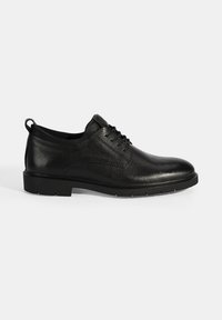 Chaussure en cuir noir avec une finition texturée, bout arrondi, design à lacets et semelle en caoutchouc. Apparence simple et moderne.