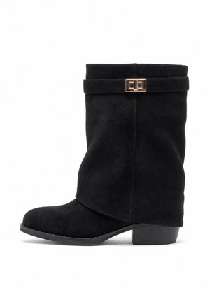 Schwarzer Veloursleder-Stiefel bis zur Mitte der Wade mit niedrigem Blockabsatz und dekorativem Riemen mit rechteckiger goldfarbener Schnalle nahe dem oberen Rand.