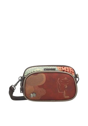 Piccola borsa a tracolla rettangolare con tasca frontale marrone caratterizzata da motivi testurizzati e design astratto di un viso, macchie di colore verde e arancione e tracolla regolabile.