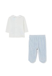 Completo composto da una maglia bianca a maniche lunghe con colletto e chiusure a bottoni, abbinata a pantaloni azzurri chiaro con trama.