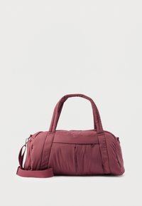 Μπορντό σακβούαγια από απαλό, καπιτονέ ύφασμα. Διαθέτει διπλές χειρολαβές, αφαιρούμενο ιμάντα ώμου και τσέπη με φερμουάρ στο μπροστινό μέρος.