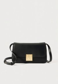 Μαύρο δερμάτινο τσάντα χιαστί με υφή, ορθογώνιο σχήμα, μαγνητικό καπάκι και χρυσή τετράγωνη μεταλλική λεπτομέρεια.