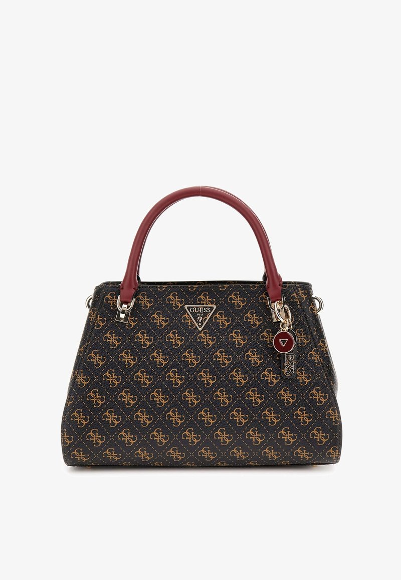 Geantă de mână cu un model negru și un design maro al logo-ului, textură netedă, mânere bordeaux și accente de hardware argintii, având un breloc decorativ.