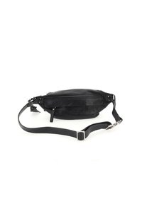 Čierna kožená crossbody taška s zaobleným tvarom, zipsom na vrchu, nastaviteľným popruhom a jemným embosovaným detailom na boku.