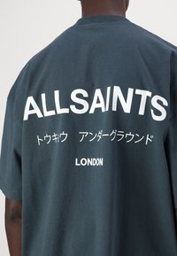 AllSaints UNDERGROUND CREW - Marškinėliai su spaudiniu - universe blue